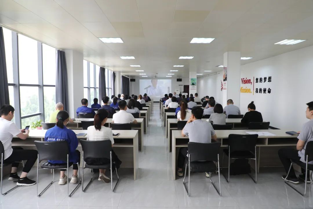 1XBET官网职工讲堂探求新时期职工的进取与成长